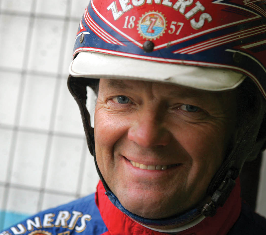Foto: Mia T rnberg/Ronden Solvalla 20090506 Sundon's Gift, Chris Lang, Sharon Lang och Torbj rn Jansson med Cool Clipper testar startbilen p  Solvalla